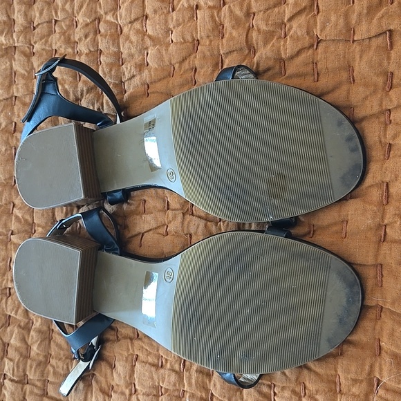 Womens shoes - Picture 2 of 3